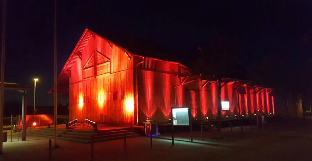 Ansicht des Kulturschuppens am Abend