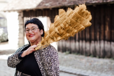 Gastgeberin Sabine wirft sich eine Tasche über die Schulter